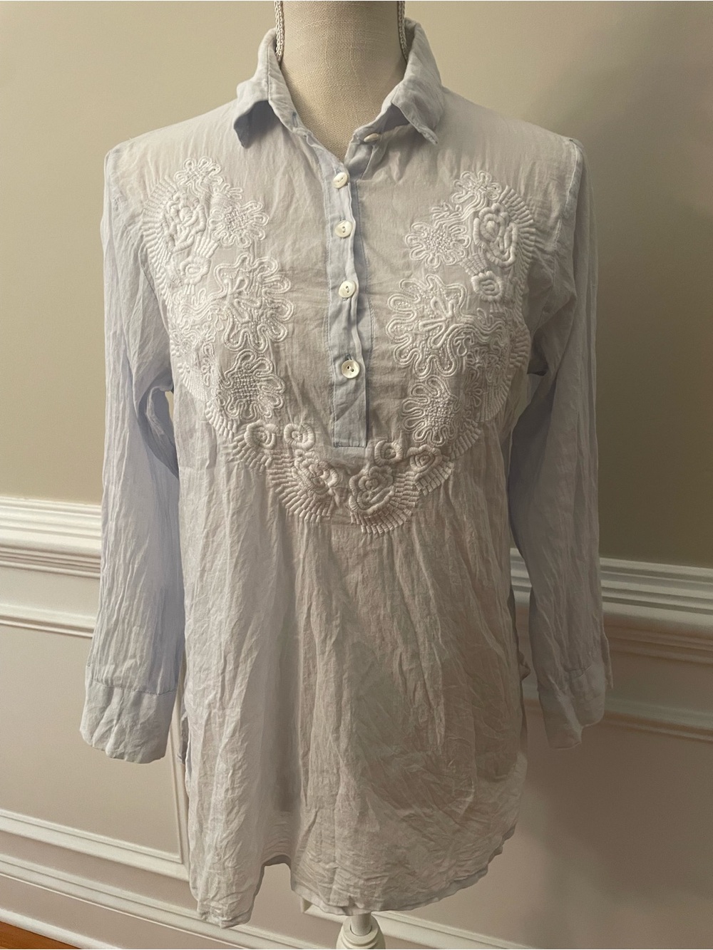Gretchen Scott 100% Cotton Pale Blue Floral Embroidered Button Down Blouse Sz S